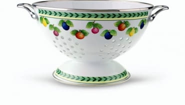 <B>Te kuchenne naczynia o prozaicznej funkcji bywają tak ładne, że mogą udawać nawet... kosze na owoce.</B> <BR >DURSZLAK. Villeroy & Boch, porcelana, 115 zł