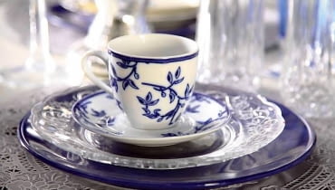 Kształty. Geometryczne bryły są raczej nie na miejscu. Najlepiej zaprezentują się formy miękkie, opływowe, umiarkowanie zdobione. 30.09.2008 WARSZAWA SESJA KOLOR WZOR - BIEL