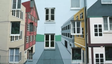 Drugie co do wielkości miasto Niemiec to idealne miejsce na oryginalną architektoniczną wycieczkę. Spotkasz tu zarówno spichlerze z XIX wieku z ceglanymi magazynami stojącymi nad kanałami, jak i jedno z najnowocześniejszych dzielnic portowych Hafencity. Hamburg to tętniące życiem miasto kontrastów, które upodobali sobie wspólcześni artyści. Na zdjęciu malowidło ścienne w stylu Tromp l'Oeil na jednym z budynków mieszkalnych w Hamburgu. Drugie co do wielkości miasto Niemiec to idealne miejsce na oryginalną architektoniczną wycieczkę. Spotkasz tu zarówno spichlerze z XIX wieku z ceglanymi magazynami stojącymi nad kanałami, jak i jedno z najnowocześniejszych dzielnic portowych Hafencity. Hamburg to tętniące życiem miasto kontrastów, które upodobali sobie wspólcześni artyści. Na zdjęciu malowidło ścienne w stylu Tromp l'Oeil na jednym z budynków mieszkalnych w Hamburgu.
