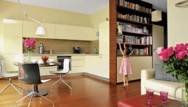 <B>Joanna i Paweł Orleańscy, małżeństwo aktorów, byli mocno związani z Wrocławiem. Do stolicy przyjeżdżali tylko w sprawach zawodowych. Kiedy wizyty stawały się coraz częstsze, postanowili zamienić hotel na własne cztery kąty. Mieszkają w pełnym zieleni zakątku stolicy, który przypomina im wrocławskie klimaty.</B> <BR />Szafki kuchenne zrobiono z lakierowanej płyty MDF. Nad blatem - płytki ceramiczne imitujące kamień. Biblioteczne półki fornirowane drewnem merbau stały się ulubionym miejscem kotki syjamskiej zwanej przez córkę gospodarzy Tonią Kici Miausen Orleańską. OLYMPUS DIGITAL CAMERA