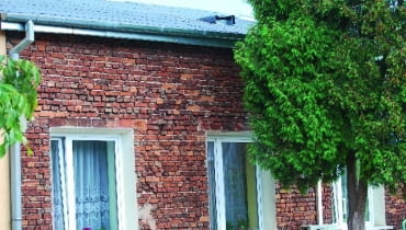 Do impregnacji starych murów z cegły należy uzywać przeznaczonych do tego preparatów cegła, elewacja