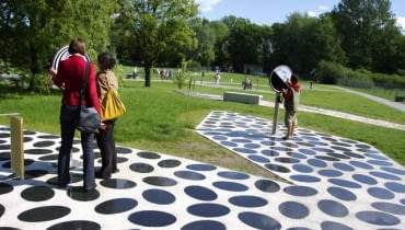 23.05.2009 KRAKOW , OGROD DOSWIADCZEN PRZY AL POKOJU , DZIECI , ZABAWA DOSWIADCZENIE , FIZYKA , FOT. MATEUSZ SKWARCZEK / AGENCJA GAZETA