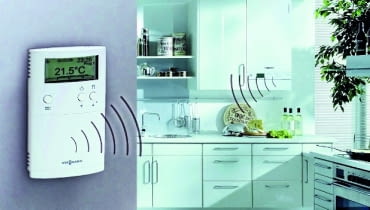 Zarówno regulatory pokojowe, jak i stacje automatyki pogodowej występują w wersji przewodowej i zdalnej - wówczas komunikują się z kotłem drogą radiową. automatyka
