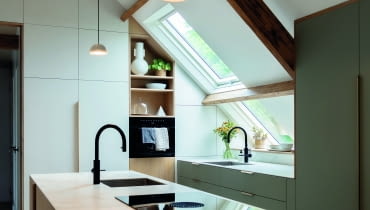 Jeśli wysokość ścianki kolankowej pozwala na montaż przy niej szafek, blat roboczy najlepiej jest rozjaśnić światłem naturalnym. Gotowanie z widokiem na zewnątrz będzie przyjemniejsze i wygodniejsze. Jeśli wysokość ścianki kolankowej pozwala na montaż przy niej szafek, blat roboczy najlepiej jest rozjaśnić światłem naturalnym. Gotowanie z widokiem na zewnątrz będzie przyjemniejsze i wygodniejsze.