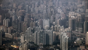 Widok na jedną z dzielnic Szanghaju In this Dec. 7, 2010 photo, an aerial view of new residential area is seen in Shanghai, China. The country's commercial capital will impose a limited property tax to help curb surging prices, Shanghai's mayor says, describing good handling of housing as crucial for the city's future. (AP Photo/Eugene Hoshiko)
