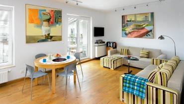 Otwarta część dzienna w tym mieszkaniu ma tak zwany układ wagonowy - w długim i wąskim pomieszczeniu zaaranżowano salon z jadalnią oraz kuchnię. z pewnością jest to wagon pierwszej klasy. <BR /> MIESZKANIE. Klimat części dziennej tworzą obrazy autorstwa Jana Szczepana Szczepkowskiego, przyjaciela gospodarzy. Justyna i Szymon przywieźli je z poprzedniego niewielkiego mieszkania, gdzie trudno było odpowiednio je wyeksponować. Teraz dzieła można podziwiać w pełnej krasie. Otwarta część dzienna w tym mieszkaniu ma tak zwany układ wagonowy - w długim i wąskim pomieszczeniu zaaranżowano salon z jadalnią oraz kuchnię. z pewnością jest to wagon pierwszej klasy. <BR /> MIESZKANIE. Klimat części dziennej tworzą obrazy autorstwa Jana Szczepana Szczepkowskiego, przyjaciela gospodarzy. Justyna i Szymon przywieźli je z poprzedniego niewielkiego mieszkania, gdzie trudno było odpowiednio je wyeksponować. Teraz dzieła można podziwiać w pełnej krasie.