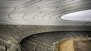 Na Stadionie Śląskim w Chorzowie odliczają już miesiące i dni do hucznego otwarcia 07.12.2015 Chorzow . Budowa dachu Stadionu Slaskiego - widok z dolu i od gory . Fot. Grzegorz Celejewski / Agencja Gazeta
