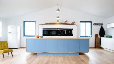 Inspirowana wzornictwem lat 50. współczesna kuchnia w stylu vintage. Łączy w sobie zaawansowaną technologię oraz tradycyjne rzemiosło. Air Kitchen, cena uzależniona od zestawu, deVOL, devolkitchens.co.uk Inspirowana wzornictwem lat 50. współczesna kuchnia w stylu vintage. Łączy w sobie zaawansowaną technologię oraz tradycyjne rzemiosło. Air Kitchen, cena uzależniona od zestawu, deVOL, devolkitchens.co.uk