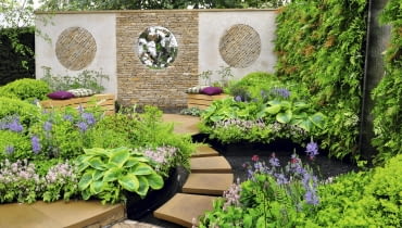 OGROD - STYL NOWOCZESNY , TARAS , KAT WYPOCZYNKOWY , SCIEZKA PRZECHODZACA PRZEZ OCZKO WODNE NA TARAS , RABATY Z ROSLINAMI CIENIOLUBNYMI : FUNKIA , TIARELLA , KAMASJA I SERDUSZKA OKAZALE ; ZDJECIE OKLADKOWE FOT. LILIANNA SOKOLOWSKA PUBLIKACJA MAGNOLIA NUMER SPECJALNY 1/2013 - CZAS NA OGROD - 4 2013