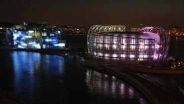 Największa sztuczna wyspa na świecie - Floating Island w Seulu The Floating Island is lit up on Han River in Seoul May 23, 2011. The world's largest artificial 'floating island', housing three inter-connected cultural centres on Seoul's Han River, was unveiled to the public in the latest addition to the city's multi-billion dollar makeover last Saturday. Thousands of people turned out for the partial opening of the trendy 20,400 square-metre development, which was privately funded at a cost of about 88 million dollars. It is scheduled for completion in September. To match Reuters Life! KOREA-CULTURE/ REUTERS/Truth Leem (SOUTH KOREA - Tags: CITYSCAPE SOCIETY)