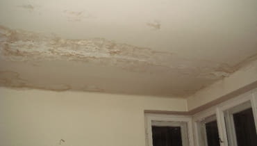 Sufit salonu, nad którym znajduje się taras został zalany podczas obfitych deszczy zacieki na suficie