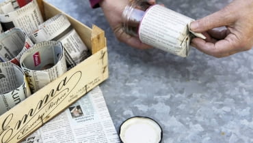 rozsada Anzuchttöpfchen aus Zeitungspapier selber machen - Step: Papier zum Boden falten SLOWA KLUCZOWE: Garten Topfgarten Selbstversorger mobil gärtnern Gemüse aussäen anziehen Aussaat Anzucht Anzuchttöpfchen Töpfchen Papier Papiertöpfchen Zeitungspapier Recycling umweltschonend Glas Marmeladenglas selber machen selbst gemacht Helga Noack