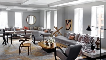 Podniebny salon o dwóch przeszklonych ścianach. Dywan utkano na zamówienie w firmie ABC Carpet & Home. Loftowe lampy przełamują miękką pastelową konwencję. Podniebny salon o dwóch przeszklonych ścianach. Dywan utkano na zamówienie w firmie ABC Carpet & Home. Loftowe lampy przełamują miękką pastelową konwencję.