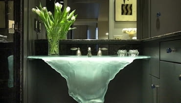 Niczym góra lodowa - niesamowity projekt szklanej umywalki. Projekt: Glassworks Niczym góra lodowa - niesamowity projekt szklanej umywalki. Projekt: Glassworks
