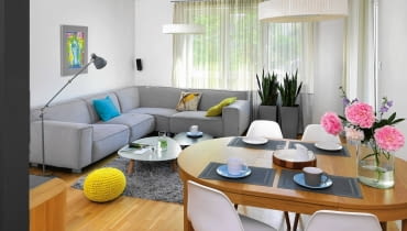 Duża sofa narożna to podstawowy mebel w tym pokoju.