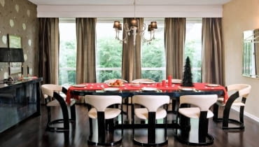 <b> DOM, W KTÓRYM CZAS SIĘ NIE LICZY. Dom urządzono dwadzieścia pięć lat temu, w trudnych czasach, kiedy brakowało niemal wszystkiego. Od tamtej pory niewiele się zmieniło, a mimo to wnętrze wygląda bardzo elegancko i stylowo. </b> <BR /> W jadalni, urządzonej w przeszklonej części strefy dziennej, stoi komplet mebli wykonanych na zamówienie w Niemczech. Na stole i komodzie (także na lampach-kolumnach w salonie) można dostrzec delikatne niebieskie refleksy. To efekt oryginalnej techniki zastosowanej do wykończenia mebli - na drewno naklejano kawałki niebieskiej skóry, a potem całość pokryto grubą warstwą politury. <b> DOM, W KTÓRYM CZAS SIĘ NIE LICZY. Dom urządzono dwadzieścia pięć lat temu, w trudnych czasach, kiedy brakowało niemal wszystkiego. Od tamtej pory niewiele się zmieniło, a mimo to wnętrze wygląda bardzo elegancko i stylowo. </b> <BR /> W jadalni, urządzonej w przeszklonej części strefy dziennej, stoi komplet mebli wykonanych na zamówienie w Niemczech. Na stole i komodzie (także na lampach-kolumnach w salonie) można dostrzec delikatne niebieskie refleksy. To efekt oryginalnej techniki zastosowanej do wykończenia mebli - na drewno naklejano kawałki niebieskiej skóry, a potem całość pokryto grubą warstwą politury.