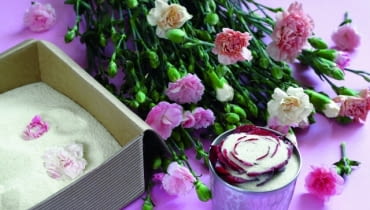 suszenie w kaszy lub piasku 05.06.2003 WARSZAWA - PORADNIK DOMOWY - SUSZENIE KWIATOW STYLIZACJA MALGORZATA SZCZEPANSKA FOT. BRUNO FIDRYCH / AGENCJA GAZETA PUBLIKACJA PORADNIK DOMOWY NR 8 (156) - 8.2003 PUBLIKACJA NASZ PORADNIK NR 1 - 9.2004