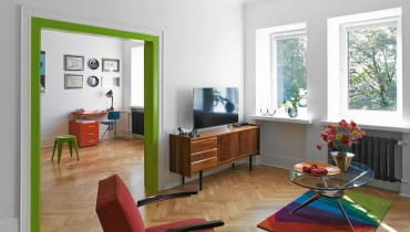 Większość mebli w pokoju dziennym to odnowione starocia. Mimo swojego wieku (komoda ma lat pięćdziesiąt, stolik sześćdziesiąt) trzymają się znakomicie. To dlatego, że dawniej bardziej dbano o jakość i trwałość sprzętów. WIĘKSZOŚĆ MEBLI w pokoju dziennym to odnowione starocia. Mimo swojego wieku (komoda ma lat pięćdziesiąt, stolik sześćdziesiąt) trzymają się znakomicie. To dlatego, że - jak mówi gospodyni - dawniej bardziej dbano o jakość i trwałość sprzętów. SLOWA KLUCZOWE: WNETRZA