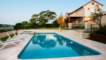 Etapy pracy: hydroizolacja basenu i układanie okładziny Etapy pracy: hydroizolacja basenu i układanie okładziny