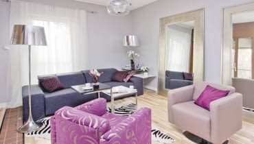 Biele, beże i szarości stworzyły stonowany kolorystycznie, harmonijny wystrój. Monotonię eleganckich, ale spokojnych pasteli przełamały mocne fioletowe akcenty, które wprowadziły do wnętrza ożywczy kontrast. <BR /> MIESZKANIE. Ciekawy pomysł - ustawione pod ścianą duże lustra w eleganckich ramach optycznie powiększyły nieduży pokój (początkowo w jednej z ram miała być czarno-biała grafika). Ramy współgrają z metalowymi elementami wystroju (np. lampami), podkreślając spójność aranżacyjną wnętrza. Biele, beże i szarości stworzyły stonowany kolorystycznie, harmonijny wystrój. Monotonię eleganckich, ale spokojnych pasteli przełamały mocne fioletowe akcenty, które wprowadziły do wnętrza ożywczy kontrast. <BR /> MIESZKANIE. Ciekawy pomysł - ustawione pod ścianą duże lustra w eleganckich ramach optycznie powiększyły nieduży pokój (początkowo w jednej z ram miała być czarno-biała grafika). Ramy współgrają z metalowymi elementami wystroju (np. lampami), podkreślając spójność aranżacyjną wnętrza.