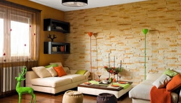 Figurka zielonego jelenia w pokoju dziennym, mieszanka wyrazistych barw oraz wystrój nawiązujący do stylu pop-art - gospodyni szybko wylicza najbardziej oryginalne elementy nowej aranżacji mieszkania. <BR />MIESZKANIE w bloku w Warszawie, 60 m kw., 2 pokoje i łazienka. Domownicy - osoba dorosła. <BR />Ściana wyłożona naturalnym kamieniem pozostała z poprzedniego wystroju. To ona stała się punktem wyjścia do komponowania kolejnych elementów aranżacji. Kanapy i stolik zrobiono na zamówienie. Zielony jelonek, do którego gospodyni czuje duży sentyment, w grudniu pełni też funkcję drugiej (po choince) ozdoby świątecznej. Figurka zielonego jelenia w pokoju dziennym, mieszanka wyrazistych barw oraz wystrój nawiązujący do stylu pop-art - gospodyni szybko wylicza najbardziej oryginalne elementy nowej aranżacji mieszkania. <BR />MIESZKANIE w bloku w Warszawie, 60 m kw., 2 pokoje i łazienka. Domownicy - osoba dorosła. <BR />Ściana wyłożona naturalnym kamieniem pozostała z poprzedniego wystroju. To ona stała się punktem wyjścia do komponowania kolejnych elementów aranżacji. Kanapy i stolik zrobiono na zamówienie. Zielony jelonek, do którego gospodyni czuje duży sentyment, w grudniu pełni też funkcję drugiej (po choince) ozdoby świątecznej.