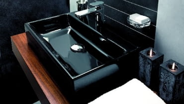 Umywalka, model: Memento, firma: VILLEROY & BOCH. Rodzaj: meblowa. Materiał: ceramika. Kolor: biały (alpin white), biały (star white), czarny, dostępne również wersje New Glory z dekorem i New Glory Platinum z platynowym dekorem. Wymiary (dł./szer.): 45/28 cm. Cena za model biały: od ok. 2070 zł, cena za model czarny: od ok. 2690 zł. Więcej informacji: www.villeroy-boch.pl Umywalka, model: Memento, firma: VILLEROY & BOCH. Rodzaj: meblowa. Materiał: ceramika. Kolor: biały (alpin white), biały (star white), czarny, dostępne również wersje New Glory z dekorem i New Glory Platinum z platynowym dekorem. Wymiary (dł./szer.): 45/28 cm. Cena za model biały: od ok. 2070 zł, cena za model czarny: od ok. 2690 zł. Więcej informacji: www.villeroy-boch.pl