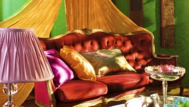 Żywe kolory, ozdobne kształty mebli i dekoracyjnych przedmiotów, blask oraz mnóstwo tkanin - tutaj można się poczuć jak w buduarze księżniczki ze wschodniej bajki.