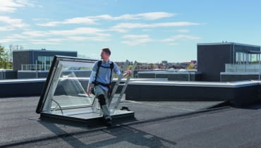 Elektryczne okno wyłazowe do dachów płaskich