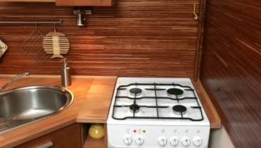 Uszczelniamy silikonem. Materiały i narzędzia: sylikon sanitarny, taśma malarska, listwa aluminiowa, pistolet do wyciskania spoiwa, miarka centymetrowa, piłka do metalu, skrzynka uciosowa, pilnik iglak 30.11.2007 WARSZAWA CZTERY KATY KROKI KUCHNIA