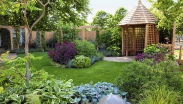 Projekty ogrodów. Ogród to kosztowna przyjemność, ale kto ma czas, upór i zamiłowanie do pracy, może wydatki znacznie zredukować Water feature surrounded by pebbles, Stipa tenuissima and Hosta - 'The Urban Retreat', Bronze medal winner, RHS Hampton Court Flower Show 2010