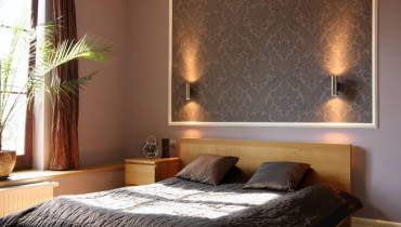 Dekoracje: jak ozdobić ścianę efektownie, oryginalnie a nawet niekonwencjonalnie? Ciągle pojawia się coraz więcej możliwości. Zobacz, co wymyślili gospodarze prezentowanych wnętrz. <BR > Zamiast tradycyjnego obrazu w ramę oprawiono tapetę w stylizowany wzór. Dobrano do niej abażur lampy sufitowej. UWAGA ! PONOWNA PUBLIKACJA WYLACZNIE ZA ZGODA WLASCICIELI WARSZAWA , MIESZKANIE W KAMIENICY , WNETRZA , SYPIALNIA STYLIZACJA I FOT. MONIKA LEWANDOWSKA / PHOTOTAPETA PUBLIKACJA CZTERY KATY NR 12 (218) - 12 2009