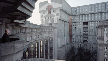 Espaces d'Abraxas. Osiedle zostało zaprojektowane pod koniec lat siedemdziesiątych przez architekta Ricarda Bofilla, oddano je do użytku w 1983 roku Espaces d'Abraxas. Osiedle zostało zaprojektowane pod koniec lat siedemdziesiątych przez architekta Ricarda Bofilla, oddano je do użytku w 1983 roku