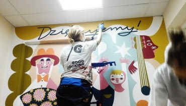 Murale w szpitalu MSWiA w Warszawie. Artyści wspierają lekarzy walczących z koronawirusem Murale w szpitalu MSWiA w Warszawie. Artyści wspierają lekarzy walczących z koronawirusem