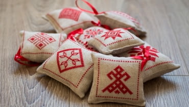 Haftowane zawieszki – subtelna ozdoba wnętrz z duszą Haftowane zawieszki – subtelna ozdoba wnętrz z duszą