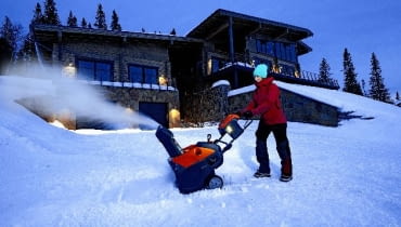 Wybór odśnieżarki zależy od wielkości powierzchni, którą ma ona obsługiwać. Jeśli teren jest duży, lepiej sprawdzi się maszyna z napędem spalinowym. odśnieżarka