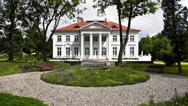 Wcześniej mieściły się tu rolnicze biura i szkoła, teraz jest przytulny dom. Wcześniej mieściły się tu rolnicze biura i szkoła, teraz jest przytulny dom.