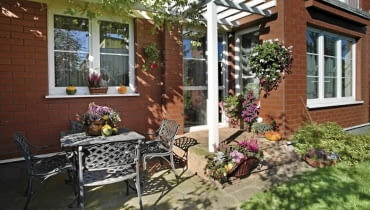 Aranżacje ogrodów. Mały ogród w kwiatach. Na ścianach, stoliku, schodkach - miejsce dla kwiatów znajdzie się wszędzie Aranżacje ogrodów. Mały ogród w kwiatach. Na ścianach, stoliku, schodkach - miejsce dla kwiatów znajdzie się wszędzie