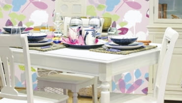 Dekoracje. Wiosna to dobry czas nie tylko na porządki, ale również na zmianę wystroju wnętrz. Nowe dekoracje w wesołych, żywych kolorach, ozdobione kwiatowymi wzorami, skutecznie obudzą z zimowego snu. Podpowiadamy, jak przeprowadzić sezonową metamorfozę. <BR > Tapetowy zawrót głowy. Kolorowa, wzorzysta tapeta albo fototapeta odmieni wnętrze nie do poznania - nawet jeśli położymy ją tylko na fragmencie ściany. Znakomicie nadają się do tego także naklejki ścienne. Pamiętajmy jednak, że przy wyrazistym tle pozostałe elementy wystroju powinny być raczej spokojne, jednobarwne. Inaczej wiosna może nam zbyt mocno uderzyć do głowy...