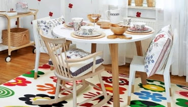 DEKORACJE. Spokojnie, ale i wesoło - wystrój niemal uniwersalny. Prostota, naturalność, osadzenie w tradycji - to decyduje o popularności skandynawskiego wzornictwa. Stół, barek, fotel bujany, krzesła, wieszak (drzewko), lampa - Scandinavian Living; tapeta - Decorador; dywan, firany, osłonki na doniczki, sztuczne kwiaty doniczkowe, poduszki - IKEA; na stole: podkładki - home&you; miseczki (porcelana) - Fafarafa; talerze, kubki, deski - Scandinavian Living; miski (drewniane), dzbanek - IKEA; na barku: talerze, miseczki - Duka; kosz - Scandinavian Living. 01.10.2010 , 4 KATY , STYLE - SZWEDZKI , STYLIZACJA JOANNA PLACHECKA.