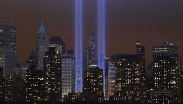 W dziesiątą rocznicę zamachów terrorystycznych na World Trade Center w Nowym Jorku, uczczono pamięć ofiar. W miejscu dwóch zawalonych wież pojawiły się dwa słupy światła sięgające nieba. Zobacz zdjęcia z iluminacji. Symboliczna iluminacja w Nowym Jorku w hołdzie ofiarom zamachu z 11 września 2001 roku na dwie wieże World Trade Center