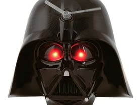 Zagadka czasu. Sekundy, minuty i godziny nieubłagalnie odmierzają nam stare płyty winylowe, patelnia, Batman i splątane synapsy. A nawet żyletka i druciana szczotka. <BR/ > ZEGARY. Jeśli nie wiesz która jest godzina to popatrz na Lorda Vadera. Ta 17 centymetrowa figurka 3D tego mrocznego władcy posiada wbudowany zegarek. Ale to nie wszystko. Gdy tylko zgasisz światło jego oczy zaczną świecić na czerwono. Usłyszysz również jego słynny, astmatyczny oddech. Jeśli nie jesteś po ciemnej stronie mocy to może się to skończyć zaburzeniami snu oraz ostrymi stanami lękowymi. Pamiętaj- kupujesz ten zegar tylko na własną odpowiedzialność! 149 zł, ministerstwogadżetów.pl