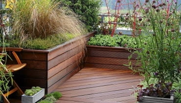 DZISIAJ NA TARASIE króluje egzotyczne drewno bangkirai; wyłożona jest nim posadzka i ścianki skrzyń dla roślin DZISIAJ NA TARASIE króluje egzotyczne drewno bangkirai; wyłożona jest nim posadzka i ścianki skrzyń dla roślin