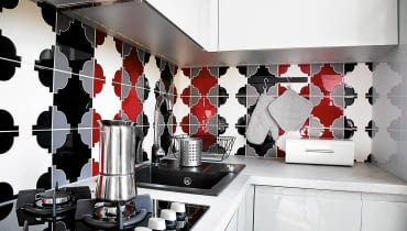 <B>Kinga i Jakub kupili mieszkanie, które do niedawna wynajmowali. Od razu postanowili dopasować wnętrza do własnego gustu i potrzeb. Zaczęli od kuchni. Chociaż jej modernizacja pochłonęła cały budżet i dalszy remont musi poczekać, nie żałują decyzji, bo mają miejsce, w którym naprawdę dobrze się czują.</B> <BR />PO ZMIANIE. Ceramiczne dekory w?abstrakcyjny wzór ożywiły minimalistyczny wystrój, a przy okazji stały się istotną dekoracją kuchni. 30.03.2014 WARSZAWA SESJA WNETRZE , METAMORFOZA PO ZMIANCH NA ZDJECIU WNETRZE , KUCHNIA STYLIZACJA -------------- DLA CZASOPISMA CZTERY KATY FOT. ARKADIUSZ SCICHOCKI / AGENCJA GAZETA SLOWA KLUCZOWE: KUCHNIA METAMORFOZA