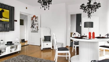Czarno-białą kolorystykę wybrała Aneta. W domu chce bowiem odpocząć od żywych barw, z którymi ma do czynienia w pracy (prowadzi firmę Folk Design projektującą ubrania inspirowane strojami podhalańskimi). salon, wystrój wnętrz, czarno-białe mieszkanie, Folk Design