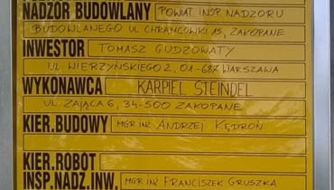 Tablica informacyjna budowy domu jednorodzinnego projektu Zahy Hadid w Zakopanem, fot. Maciej Stojek Tablica informacyjna budowy domu jednorodzinnego projektu Zahy Hadid w Zakopanem, fot. Maciej Stojek
