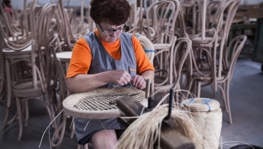 Plecionka krzesła giętego jest wykonana jest w całości ręcznie z naturalnego ekologicznego materiału jakim jest trzcina rattanowa. FAMEG. Jak powstają tradycyjne krzesła gięte