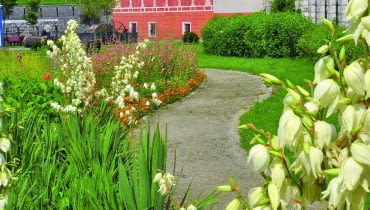 Zabytkowy Młyn Papierniczy z XVII w. jest siedzibą Muzeum Papiernictwa, w którym nadal wytwarza się papier.