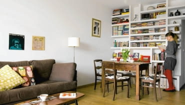 Gospodarze: Anna, pedagog, i Jacek, filozof, bardzo cenią polskie wzornictwo lat pięćdziesiątych i sześćdziesiątych. Sentyment mają również do mebli przedwojennych. Jak takie sprzęty odnajdują się w XXI wieku? <BR /> MIESZKANIE. Zderzenie dwóch stuleci: nowoczesna zabudowa z płyt gipsowo-kartonowych, a przy niej stół z targu staroci i przedwojenne krzesła. Dawne czasy pamięta również żyrandol, który przetrwał Powstanie Warszawskie w domu rodziny gospodyni. Cennym eksponatem jest czarno-biały obrazek autorstwa Jerzego Zielińskiego, reprezentanta polskiej szkoły plakatu, prywatnie wujka pani Anny. Gospodarze: Anna, pedagog, i Jacek, filozof, bardzo cenią polskie wzornictwo lat pięćdziesiątych i sześćdziesiątych. Sentyment mają również do mebli przedwojennych. Jak takie sprzęty odnajdują się w XXI wieku? <BR /> MIESZKANIE. Zderzenie dwóch stuleci: nowoczesna zabudowa z płyt gipsowo-kartonowych, a przy niej stół z targu staroci i przedwojenne krzesła. Dawne czasy pamięta również żyrandol, który przetrwał Powstanie Warszawskie w domu rodziny gospodyni. Cennym eksponatem jest czarno-biały obrazek autorstwa Jerzego Zielińskiego, reprezentanta polskiej szkoły plakatu, prywatnie wujka pani Anny.