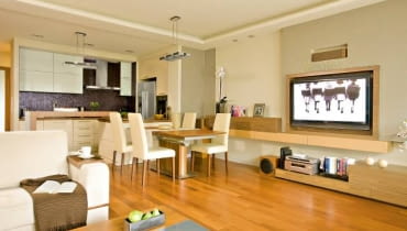 Na pierwszy rzut oka mieszkanie wydaje się monochromatyczne. Jednak uważne oko dostrzeże układankę odcieni dominującego tu beżu i brązu. Mozaika w sensie dosłownym ożywia niektóre ściany. Mozaikowe wykończenia zauważymy też na frontach mebli. <BR /> WNĘTRZA. Oryginalne meble w kąciku telewizyjnym oraz stojące szafki kuchenne zostały wykona- ne na zamówienie. Do nich starannie dobrano pozostałe sprzęty: kanapę, stolik kawowy, stół i krzesła. Wnętrze utrzymane w jednolitej kolorystyce urozmaicono srebrzystą tapetą, którą wyłożono część ścian.