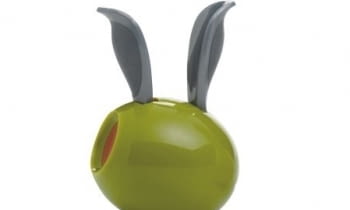 Co łączy słodką wiśnię lub wytrawną w smaku oliwkę z... pieprzem? Zobaczcie sami. <BR /> AKCESORIA. Oliwka. Młynek do pieprzu wyposażony został w magnes umożliwiający zamocowanie go np. na drzwiach lodówki. Wyjątkowo łatwy w obsłudze, wystarczy chwycić za uszy i ścisnąć. Dzięki opatentowanej przez firmę Chef'n konstrukcji, młynka używa się przy użyciu tylko jednej dłoni wprawiając w ruch twardy cynkowy mechanizm mielący. Młynek ma ergonomicznie wyprofilowane, wygodne dla dłoni uchwyty. cena ok. 63 zł, do kupienia m.in. cellofan.pl, galerialimonka.pl